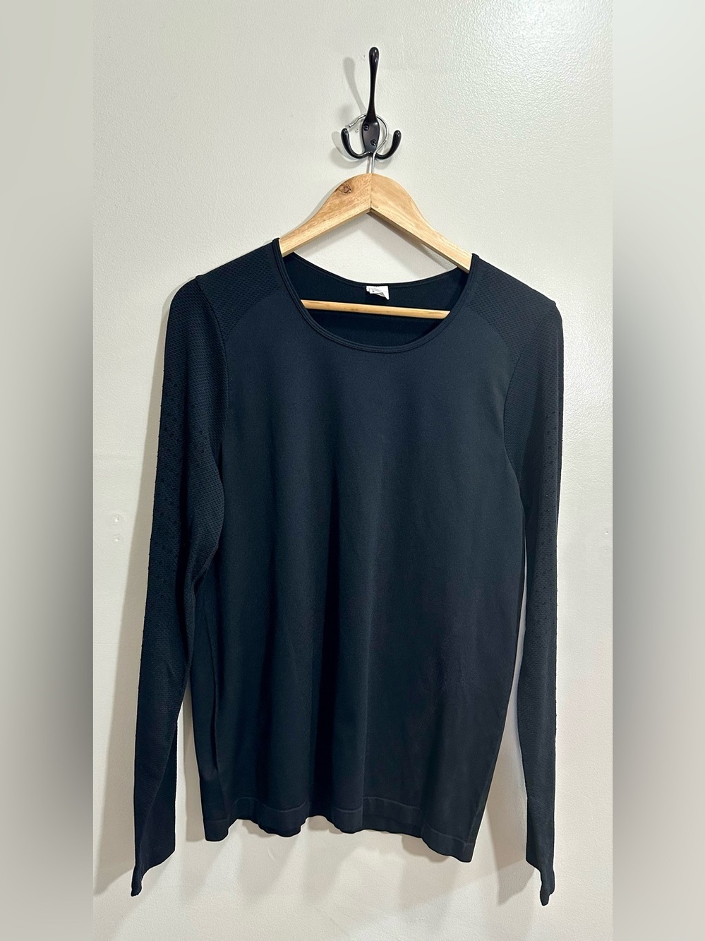 Fabletics Women’s Long Sleeve Black Seamless Top
